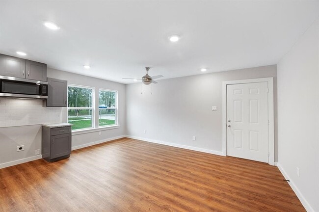 Building Photo - 7804 Crestview Dr