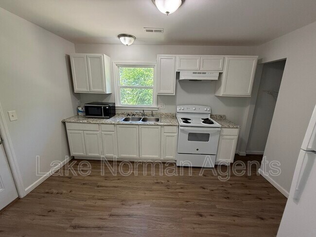 Building Photo - 2320 Shade Tree St