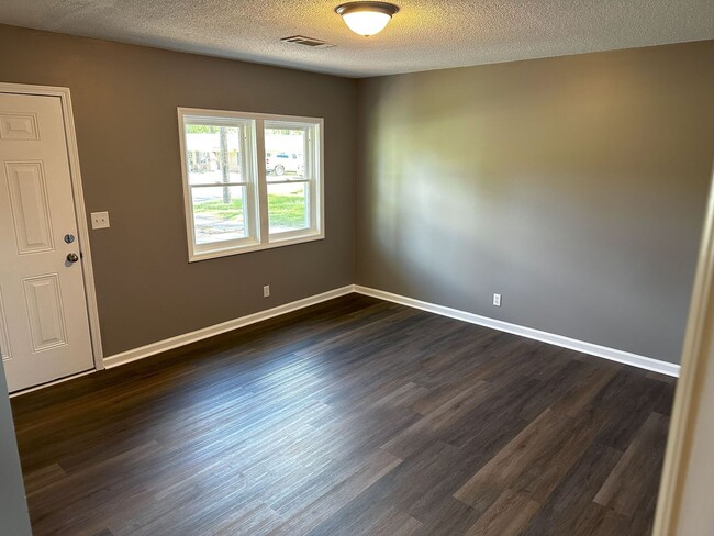 Building Photo - 3 Bedroom Home with Wooded Lot