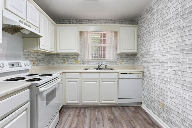 Building Photo - 2 Bedroom 2 Bathroom Gated Community