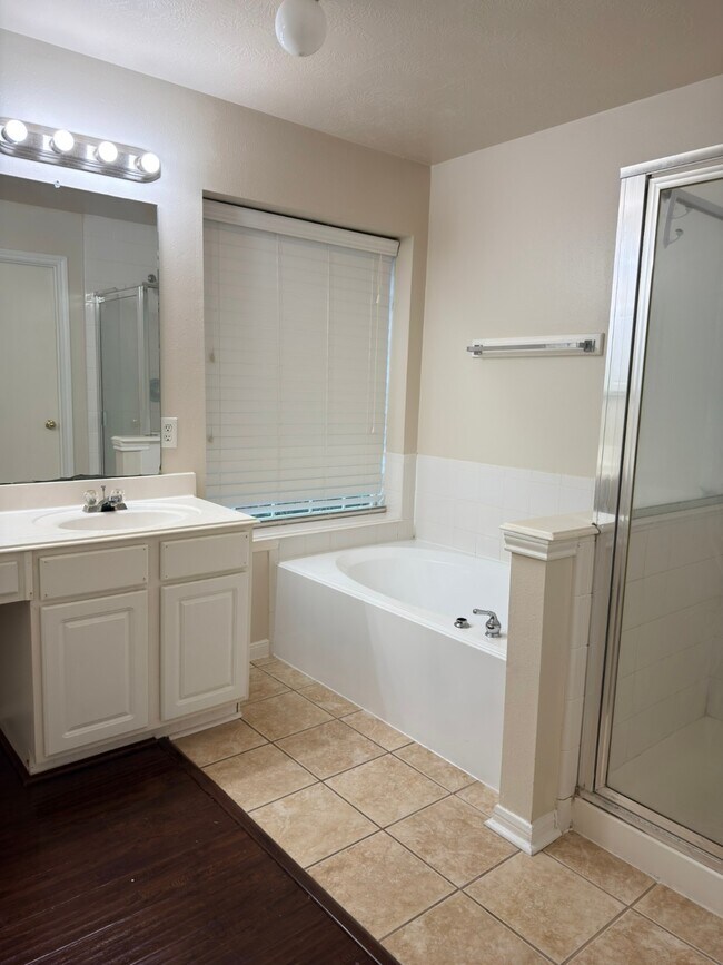 Building Photo - 16147 April Ridge Dr