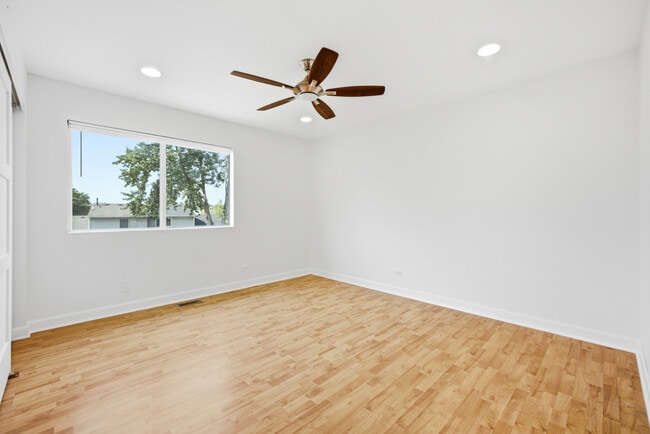 Building Photo - 1320 Burns Dr