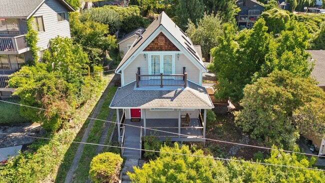 Building Photo - 2720 Sq. Ft. Character Home in downtown Ol...