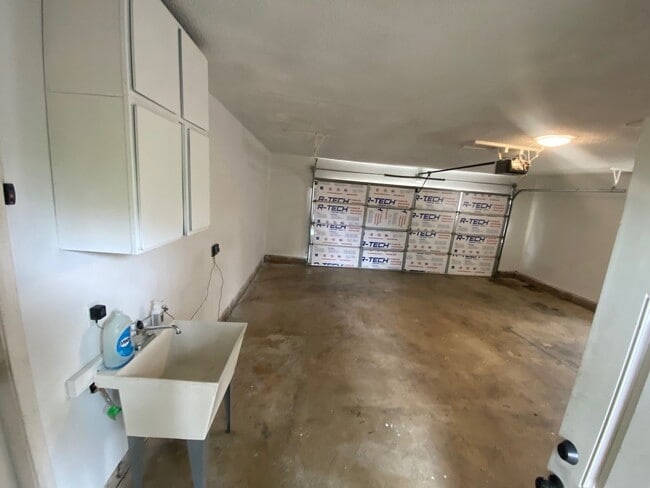 Building Photo - Must see! Conveniently located 3 bedroom with pets considered