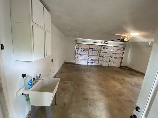 Building Photo - Recently Updated Corner Lot Home- Move in Today!