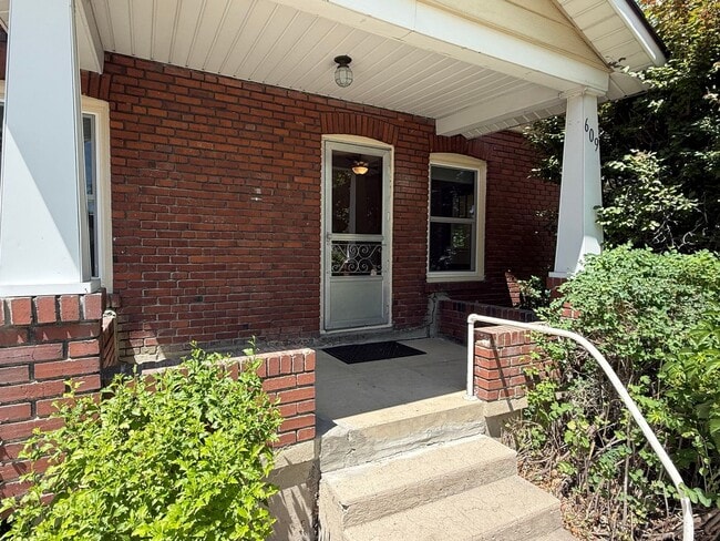 Building Photo - Two bedroom one bath brick charmer!