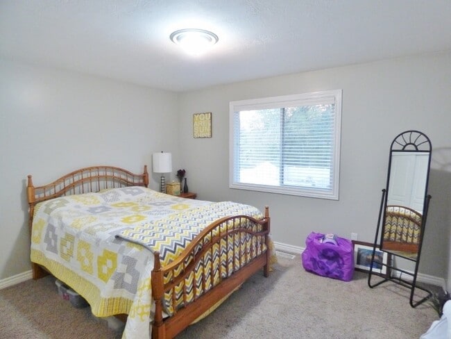 Building Photo - Great 3 BD 2.5 BA Twin Home. Great Location.