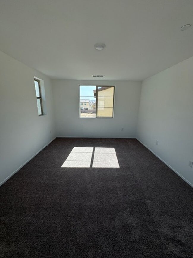 Building Photo - Beautiful Home