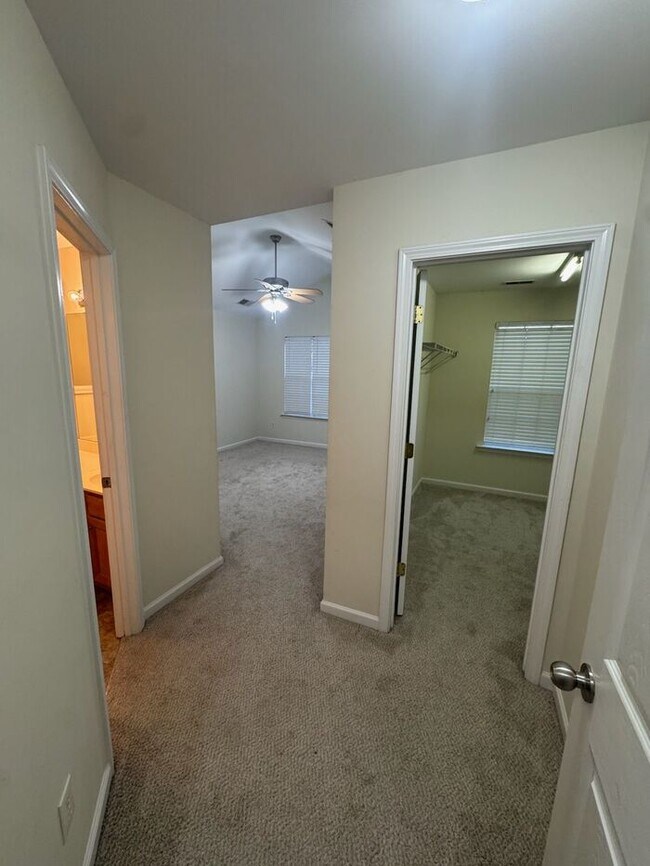 Building Photo - Highly desired end unit in the community of Waterstone!