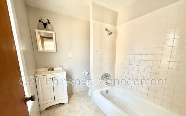 Building Photo - 927 Vankirk St