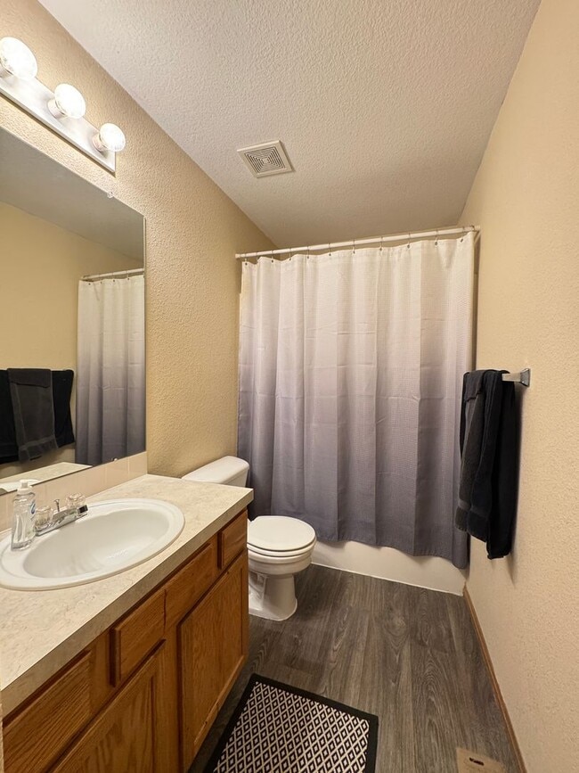 Building Photo - Great Tri-level home in West Loveland