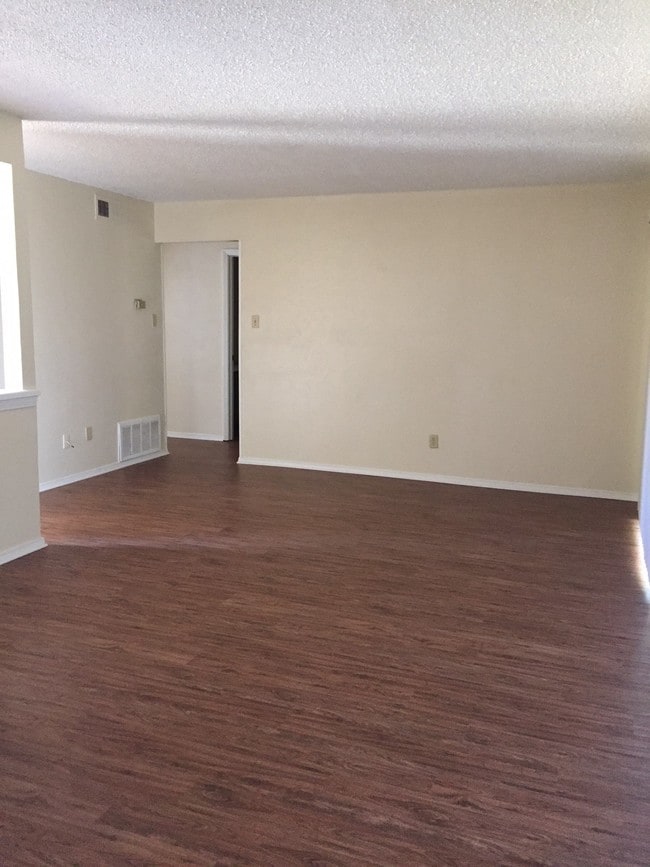 3 x 2 - Oak Manor Apartments