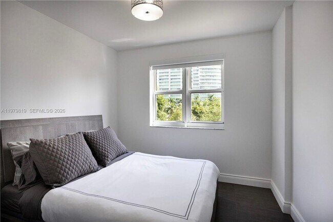 Building Photo - 19900 E Country Club Dr