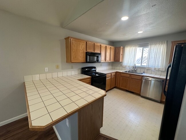 Building Photo - 3 bedroom, 2 bath home in Sparks! Must see!!!