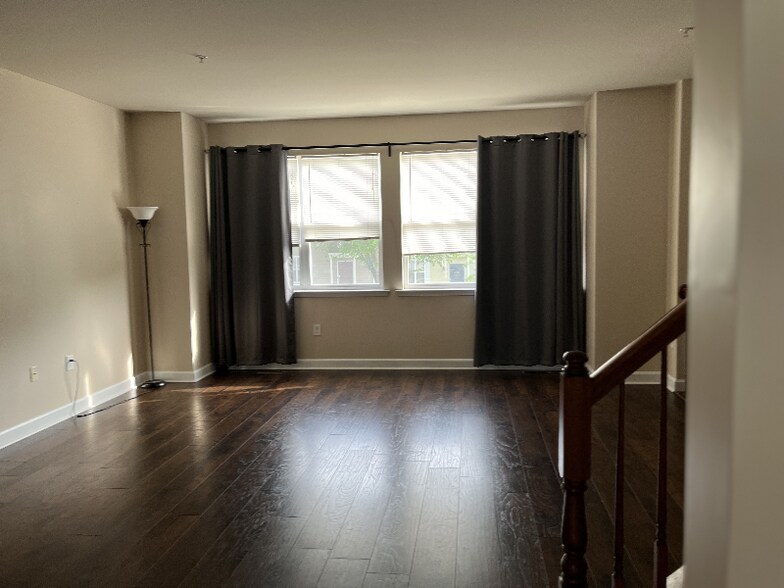 Primary Photo - 378 English Oak Ln