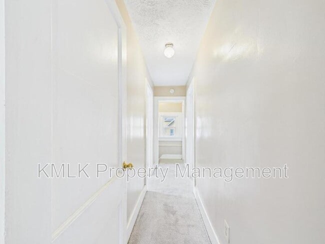 Building Photo - 666 Kling St