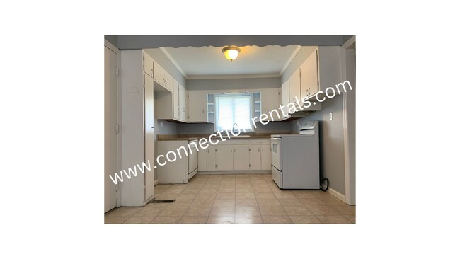 Building Photo - 3 bed 2 Bath Single-Family Home with Spaci...