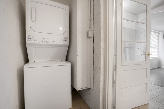 Building Photo - Updated 1 bed with flex space and yard