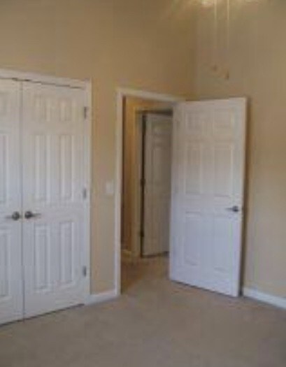 Building Photo - 2121 S Greenwood Dr