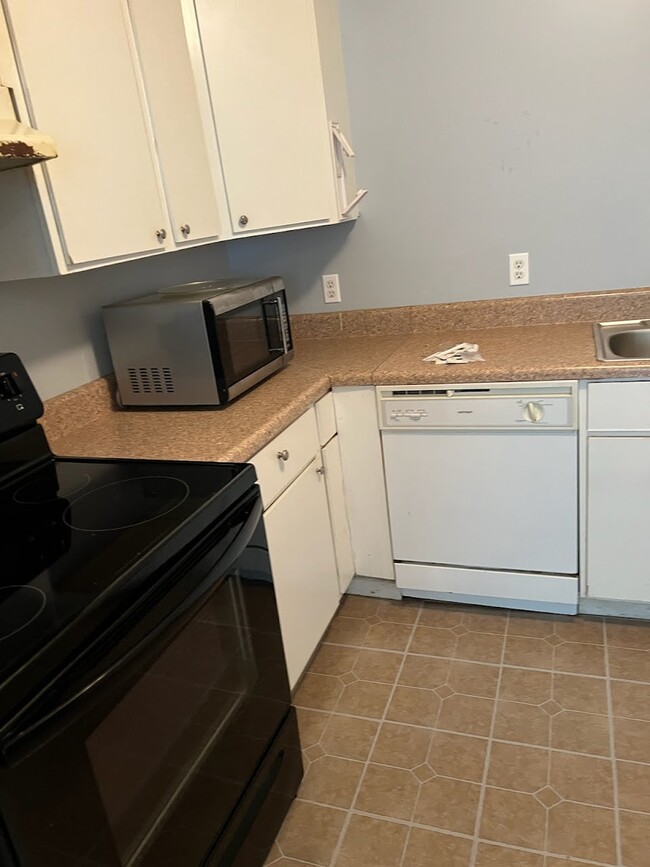 Building Photo - 7247 Pinedale Dr