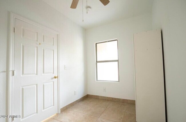 Building Photo - 9427 W Virginia Ave