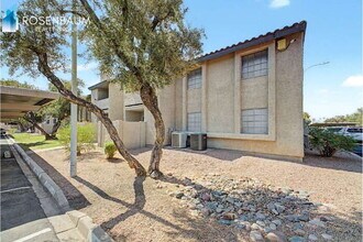 Building Photo - Charming 2-beds, 2-baths ground-level condo nestled in the highly desirable Woodglen Square commu...
