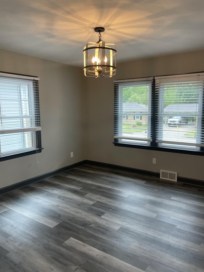 Building Photo - 503 E 8th St