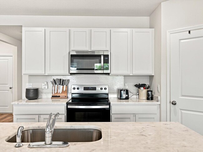 Building Photo - Unfurnished Annual Rental