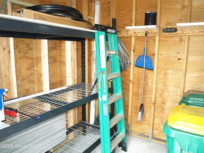 Building Photo - 709 Lark Dr