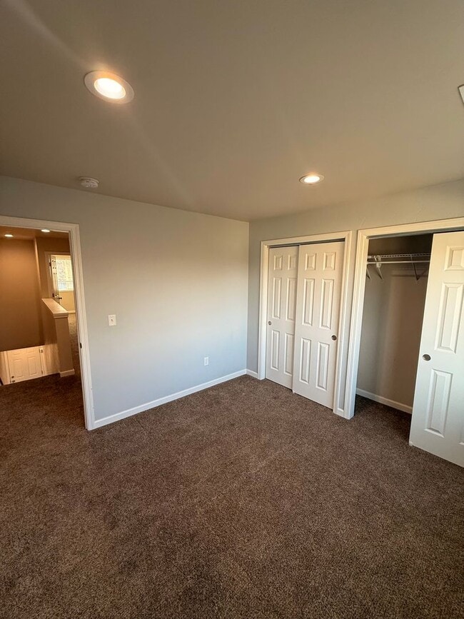 Building Photo - Spacious 3 Bedroom, 2 Bath Home with Garage & Fenced Yard!