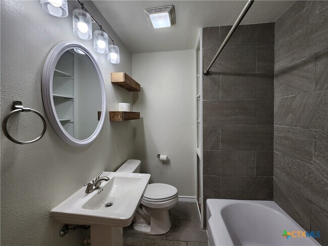 Building Photo - 521 Willow Ave