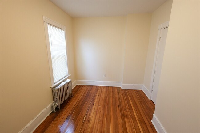 Building Photo - 32 Robinson St