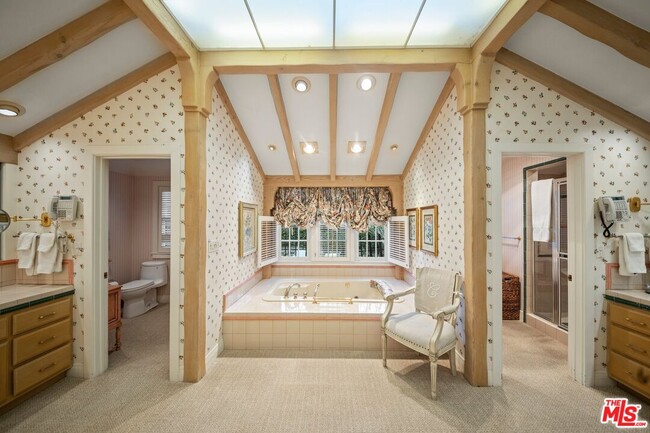 Building Photo - 708 Sierra Dr