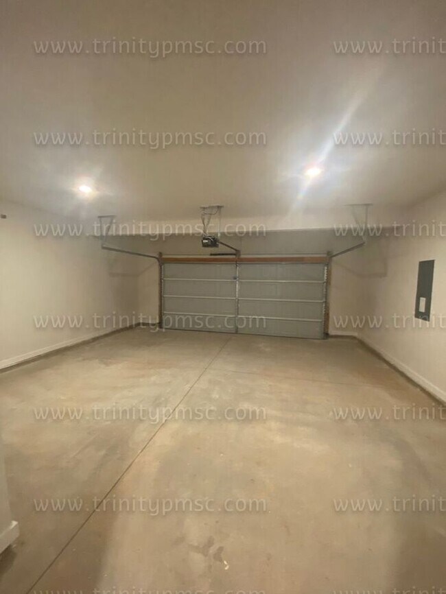 Building Photo - Gorgeous 4/2.5 waiting for you!