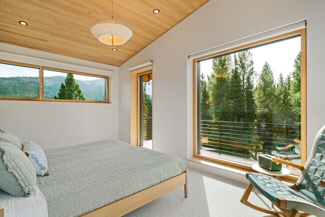Building Photo - 730 Solitude Ln