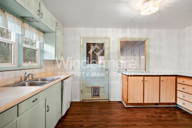 Building Photo - 10125 N Whitworth Dr