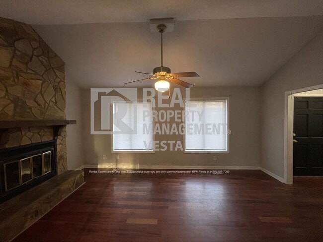 Building Photo - 307 Fox Tail Dr