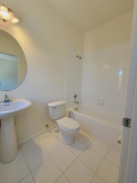 Building Photo - 221 Greenwich Cir