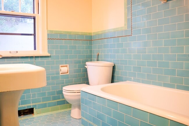 Building Photo - Stunning 2-Bed Townhouse in Goose Hollow B...