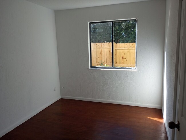 Building Photo - 2 bed 1 bath condo with 1000 sf.