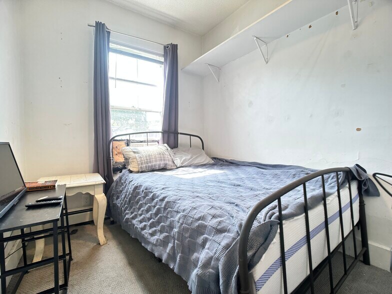 Smaller furnished room $900 - 67 Holworthy St