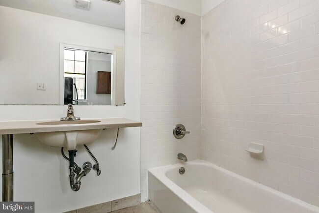 Building Photo - 1637-39 Poplar St