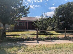 Building Photo - 129 Circle Dr