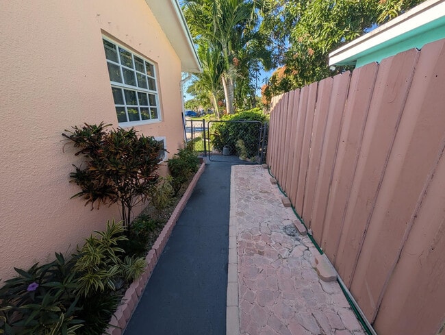 Building Photo - 2817 Dolphin Dr