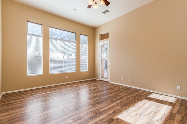 Building Photo - 951 W Orchard Ln