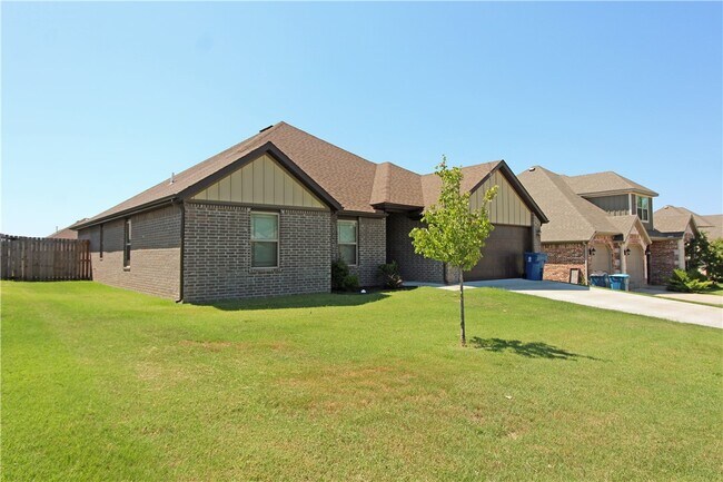 Building Photo - 902 SW Caprington St