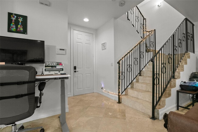 Building Photo - 732 NE 15th Ave