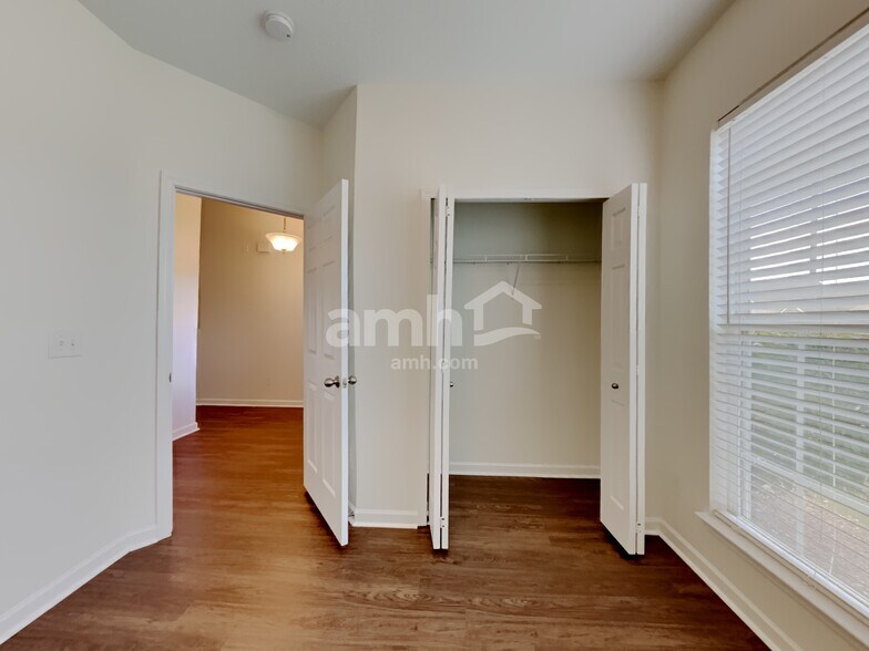 Building Photo - 432 Creekside Ln