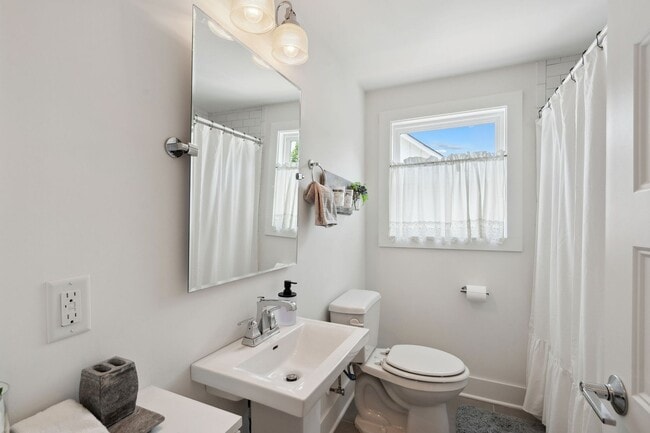 Building Photo - 828 Kirkwood Ave