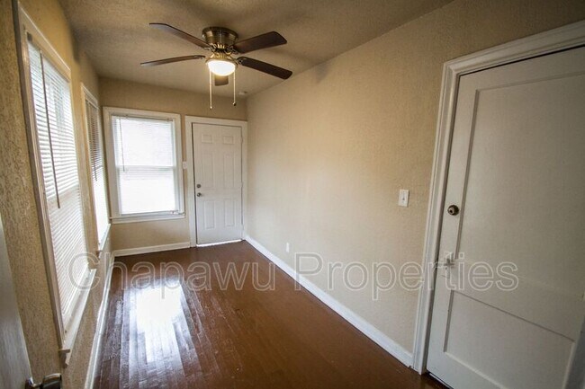 Building Photo - 932 Poinsettia St